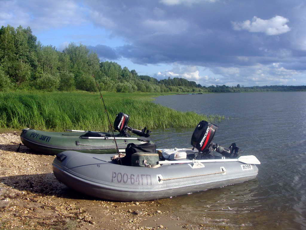 Фото лодки с мотором на реке